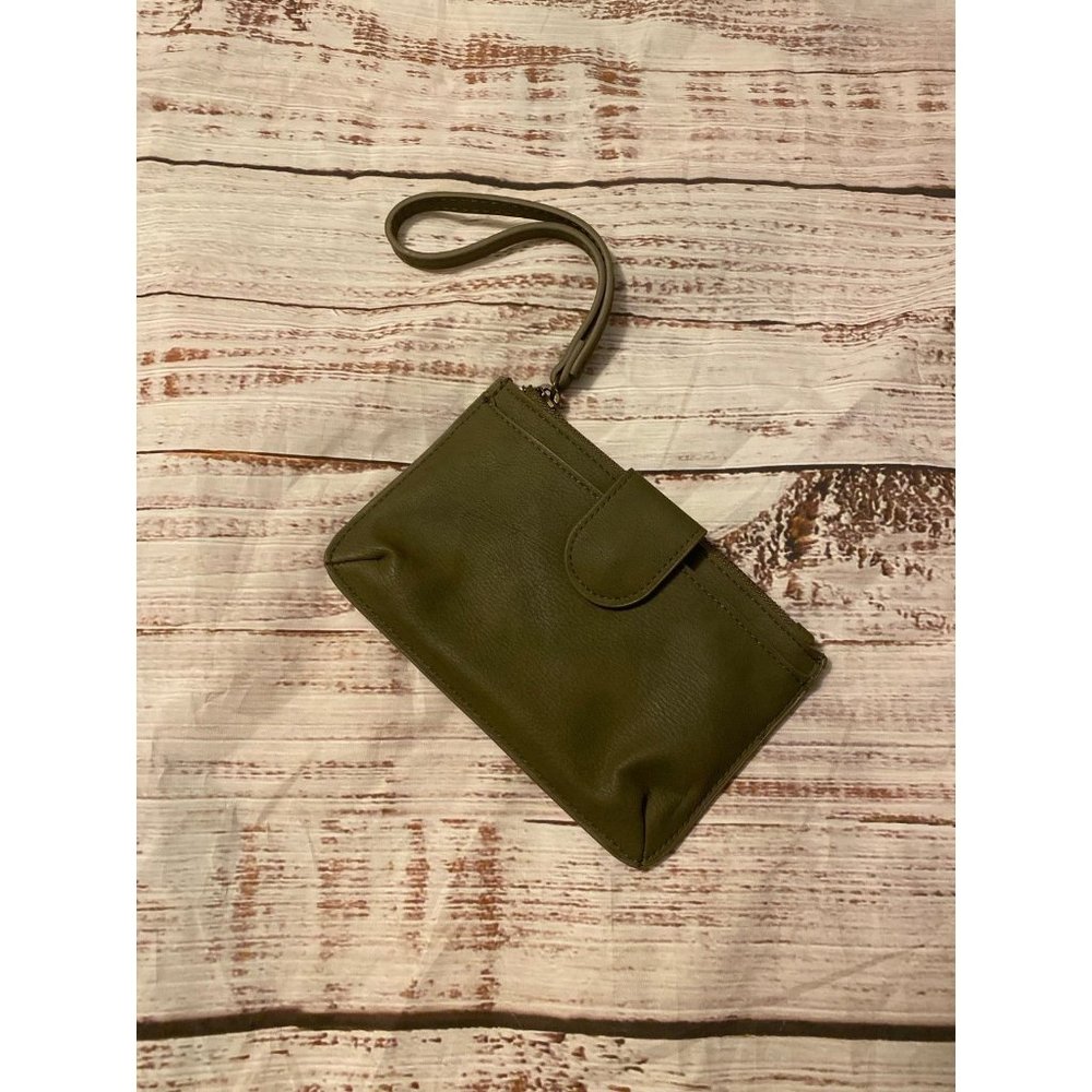 Universal thread small wristlet like new condition